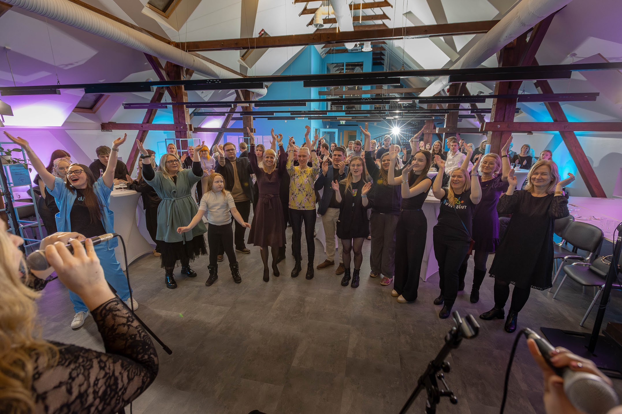 Esimest korda korraldatud tänuüritused kohtusid vabatahtliku töösse panuse andnud inimesed erinevatest põlvkondadest. Peale vabatahtliku töö tunnustamise oli kesksel kohal ka omavaheline suhtlus. Foto: AIGAR NAGEL